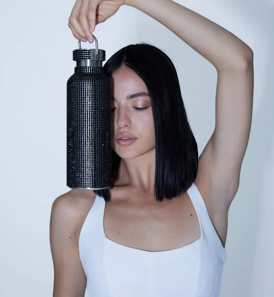 alt="Black Tomo Bottle for hydration, keeps drinks hot or cold, leak-proof and eco-friendly"